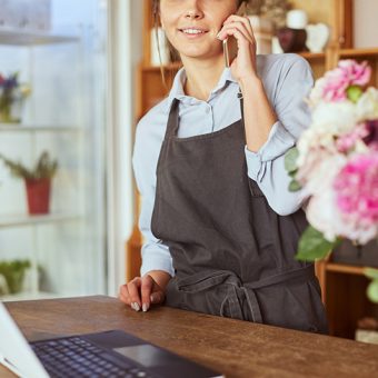 klantenservice bloomaza dame met telefoon in hand