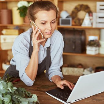 klantenservice mail bloomaza foto van medewerkster telefoon en mail met bloemen op de achtergrond